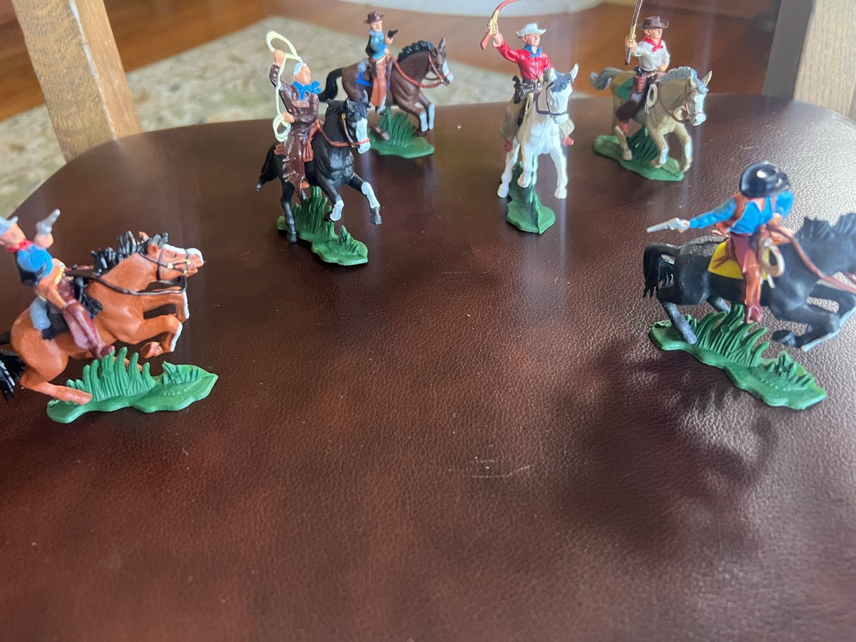DSG Toy Soldiers Cowboys on Horseback (6 mounted)